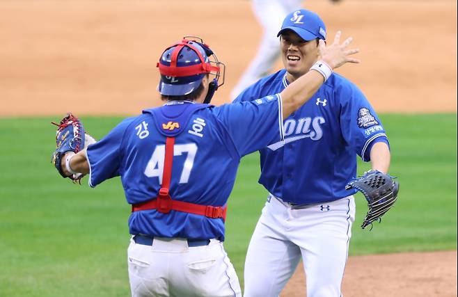 LG 트윈스와의 플레이오프 4차전에서 1-0 승리와 한국시리즈행을 확정지은 김재윤(오른쪽). 삼성 제공