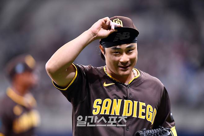 샌디에이고 유격수 김하성이 18일 서울 고척스카이돔에서 열린 ‘메이저리그 월드투어 서울 시리즈 2024’ 샌디에이고 파드리스와 LG 트윈스의 경기 5회말 수비를 마치고 더그아웃으로 향하고 있다.고척돔=정시종 기자 capa@edaily.co.kr /2024.03.18.