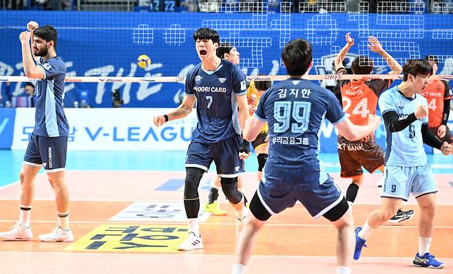 우리카드가 설 연휴 마지막 날 열린 홈경기에서 OK저축은행을 꺾고 2연패를 끊었다. 사진=한국배구연맹