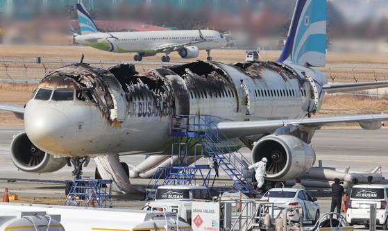국토교통부 항공철도조사위원회가30일 오전 부산 김해국제공항 계류장에서 발화점 및 항공기 화재원인 등을 규명하기 위한 합동 감식 전 현장 조사를 실시하고 있다. 송봉근 기자