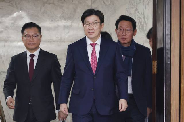 ▲ 국민의힘 권성동 원내대표를 비롯한 원내지도부가 지난 24일 서울 여의도 국회에서 열린 원내대책회의에 참석하고 있다. 연합뉴스