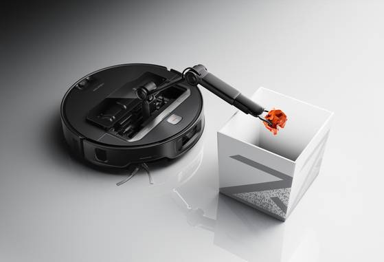 로보락이 CES 2025에서 공개한 로봇청소기 ‘사로스 Z70’ <로보락>