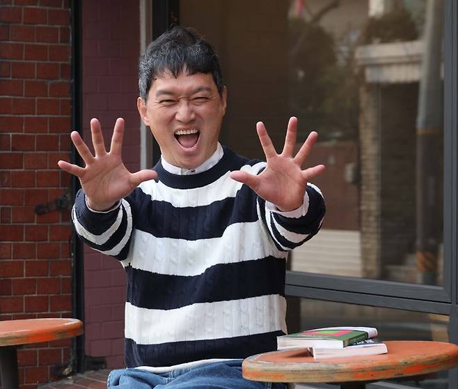 고명환 개그맨 겸 작가가 환하게 웃으며 포즈를 취하고 있다. [한주형 기자]