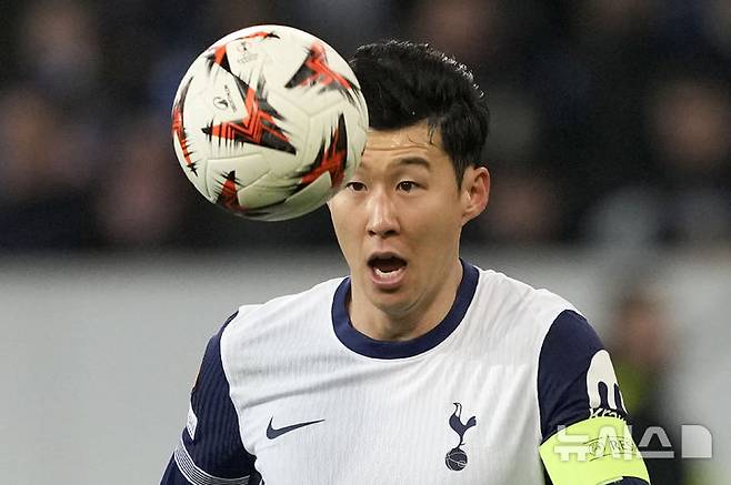 [진스하임=AP/뉴시스] 토트넘 홋스퍼의 손흥민이 23일(현지 시간) 독일 진스하임의 프리제로 아레나에서 열린 2024-25 유럽축구연맹 유로파리그(UEL) 리그 페이즈 7차전 호펜하임(독일)과의 경기 중 공을 다루고 있다. 손흥민은 79분을 뛰면서 멀티 골(시즌 9·10호)을 기록하며 3-2 승리를 이끌었다. 2025.01.24.