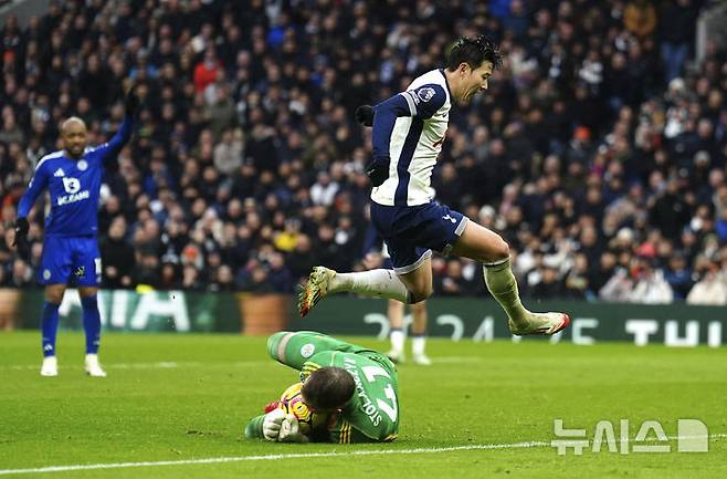 [런던=AP/뉴시스] 토트넘 홋스퍼의 손흥민이 26일(현지 시간) 영국 런던의 토트넘 홋스퍼 스타디움에서 열린 2024-25 프리미어리그 23라운드 레스터 시티를 상대로 경기하고 있다. 손흥민이 풀타임을 소화한 토트넘은 1-2로 역전패하면서 리그 15위를 기록했다. 2025.01.27.