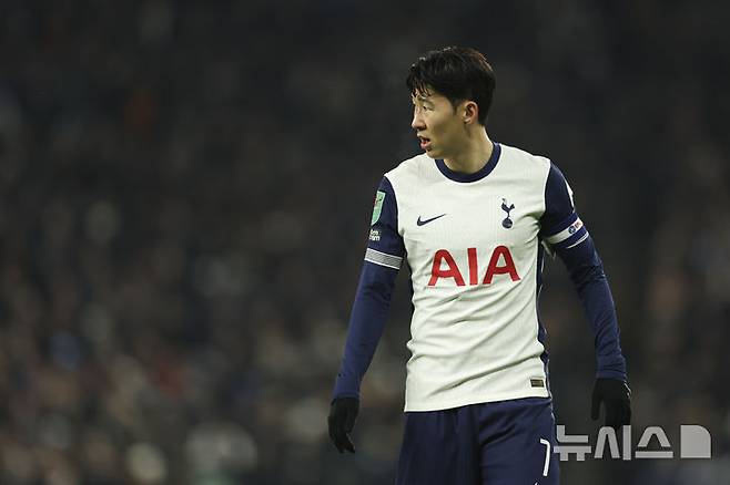 [런던=AP/뉴시스]카라바오컵 나선 토트넘 손흥민. 2025.01.08.