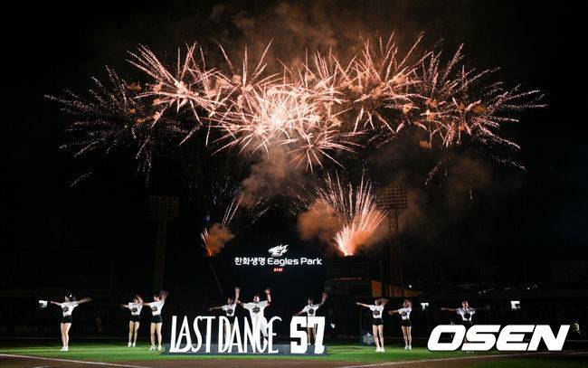 [OSEN=대전, 박준형 기자] 프로야구 한화 이글스가 61년 역사의 대전 한화생명이글스파크 고별전에서 패배했다. 정우람이 통산 1005경기로 은퇴한 가운데 한화 구단 최초 80만 관중 돌파로 피날레했다.&nbsp;한화는 29일 대전 한화생명이글스파크에서 열린 2024 신한 SOL Bank KBO리그 NC 다이노스와의 시즌 최종전을 2-7로&nbsp;패했다.&nbsp;한화생명이글스파크 고별 행사에서 불꽃놀이가 진행되고 있다.  2024.09.29 / soul1014@osen.co.kr