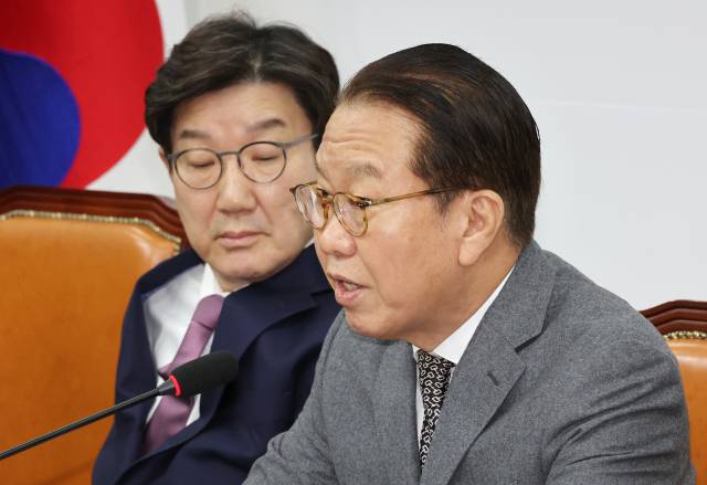 ▲국민의힘 권영세 비상대책위원장이 지난 20일 국회에서 열린 비상대책위원회의에서 발언하고 있다. 왼쪽은 권성동 원내대표. ⓒ연합뉴스