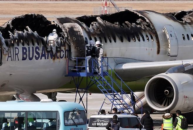 30일 국토교통부 항공철도사고조사위원회와 부산경찰청, 부산소방재난본부, 국립과학수사연구원 등이 부산 강서구 김해국제공항 에어부산 항공기 화재현장에서 합동 감식을 앞두고 안전 확보를 위한 현장점검을 하고 있다. 뉴시스