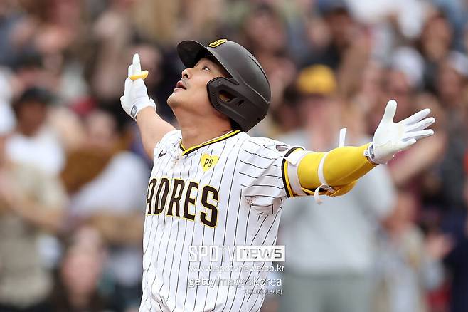 ▲ 지난 해 8월 어깨 부상을 입으면서 일찌감치 시즌을 종료한 김하성은 올해 샌디에이고와의 상호 옵션을 거절하고 FA를 선언했다. 만약 김하성이 상호 옵션을 실행했다면 올해 800만 달러를 받고 뛰어야 했다.