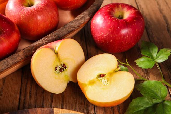 뇌졸중 예방을 위해 기름지고 짠 음식을 줄이고 사과, 양파 등 채소-과일을 자주 먹는 게 좋다. [사진=게티이미지뱅크]