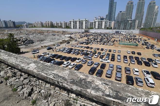 28일 서울 개포주공1단지 내 공터에서 열린 재건축 조합의 ‘드라이브 스루’ 관리처분 총회에서 조합원들이 탄 차량들이 정차돼 있다.  2020.4.28/뉴스1 ⓒ News1 박지혜 기자
