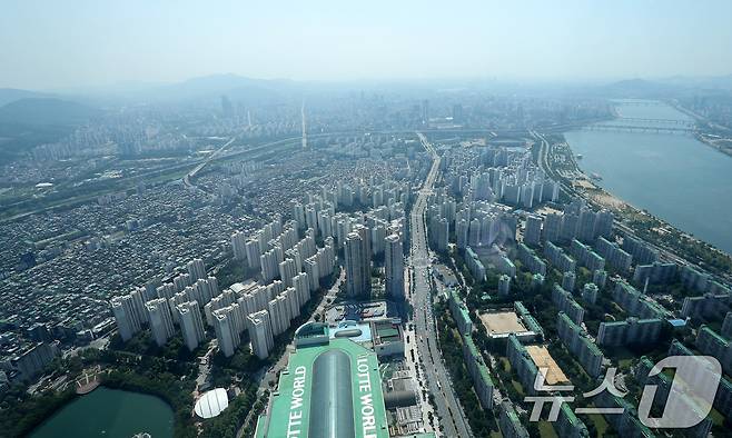 13일 서울스카이 전망대에서 서울 송파구 잠실동과 강남구 일대 아파트 단지가 보이고 있다. 2024.6.13/뉴스1 ⓒ News1 박지혜 기자