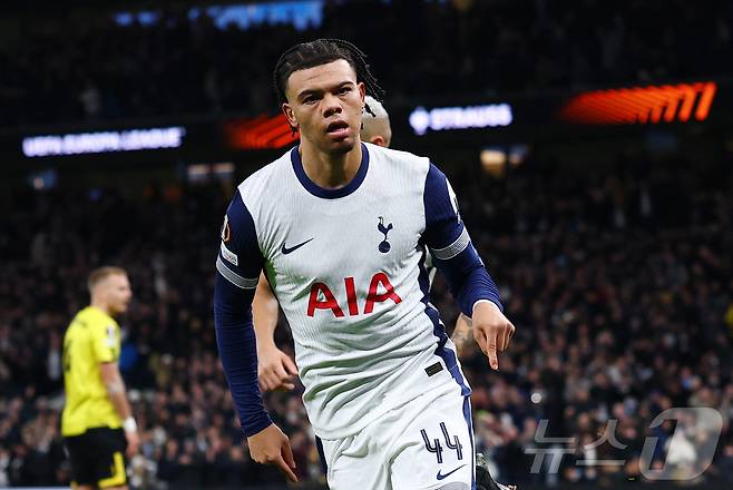 데인 스칼릿이 31일(한국시간) 열린 2024-25 UEFA 유로파리그 토트넘-엘프스보리전에서 후반 25분 선제 결승 골을 터뜨렸다. ⓒ 로이터=뉴스1