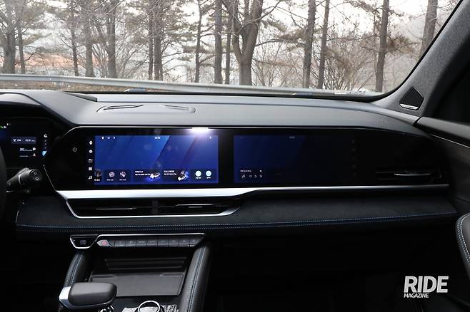 조수석에서만 스크린이 제대로 보이는 편광필름 코팅이 적용됐다