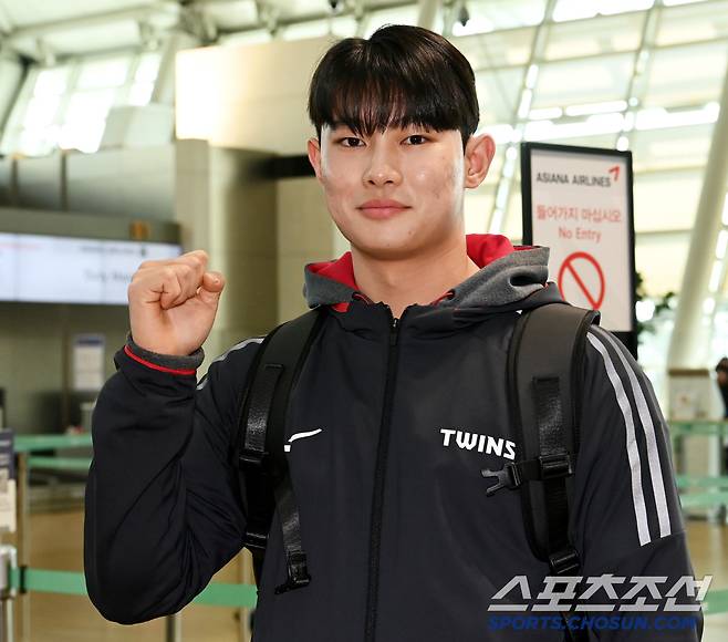 LG 트윈스 선수단이 23일 인천공항을 통해 전지훈련지인 미국 애리조나로 출국했다. 2025 신인 김영우가 포즈를 취하고 있다. 인천공항=허상욱 기자 wook@sportschosun.com/2025.01.23/