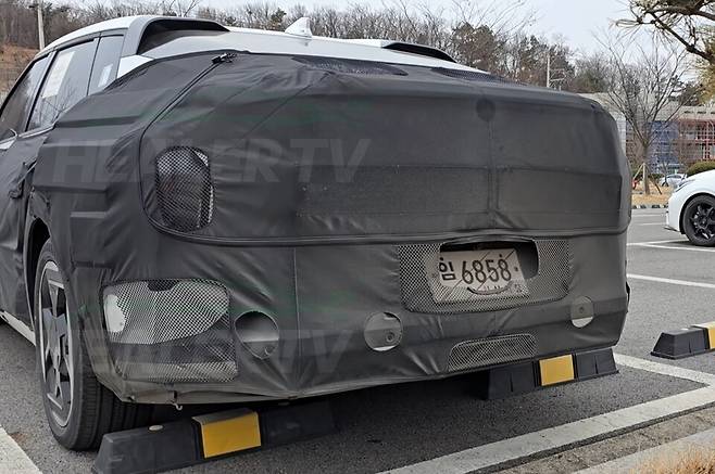 사진 : 기아 EV4 테스트카 (출처=힐러TV)