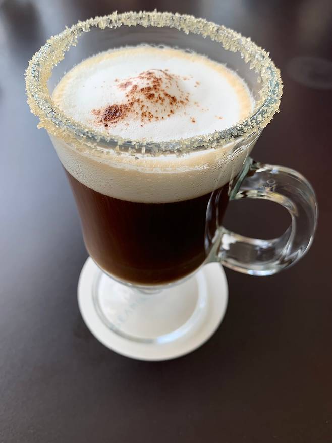 아이리시 커피(Irish Coffee). 1942년 아일랜드 섀넌공항(Shannon Airport)의 식당 겸 카페 셰프였던 조 셰리던(Joe Sheridan)이 날씨 때문에 자주 회항하던 비행기 승객들을 위해서 따듯한 커피에 아이리시 위스키를 타주기 시작한데서 유래했다.