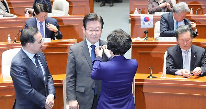 이재명 더불어민주당 대표와 의원들이 2023년 3월 16일 서울 여의도 국회에서 열린 의원총회에서 윤석열 대통령의 對일본 굴욕외교 중단을 촉구하며 태극기 배지를 가슴에 달고 있다./뉴스1