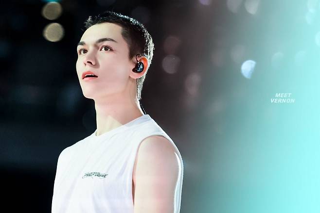 세븐틴의 버논도 새로운 버즈 컷 스타일을 보여 주었다. @vernonline