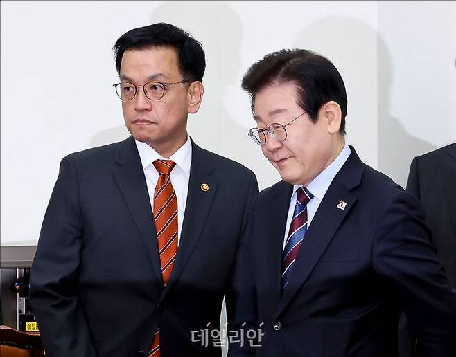 최상목 대통령 권한대행 부총리 겸 기획재정부 장관과 더불어민주당 이재명 대표가 13일 서울 여의도 국회에서 만나 자리로 향하고 있다. ⓒ국회사진취재단