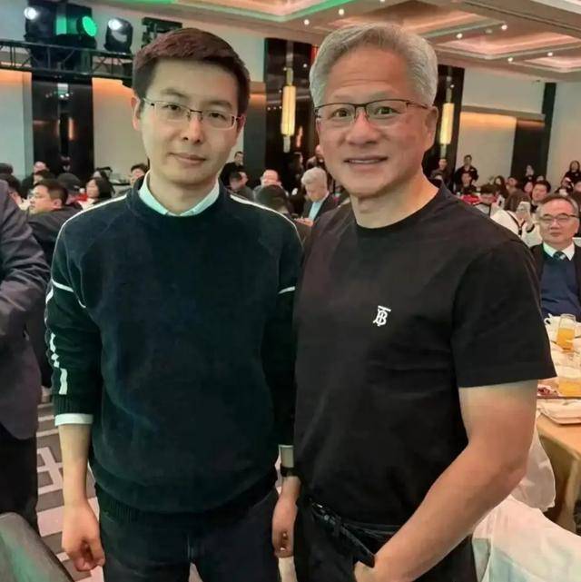 젠슨 황 엔비디아  CEO와 함께 사진을 찍고 있는 유니트리 창업자 왕싱싱(왼쪽). 바이두 캡처.