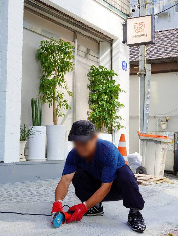 ‘아침애(愛)만나’ 무료급식소에서 새 삶을 찾은 도근 씨(가명)가 시설을 수리하고 있다. 이랜드 복지재단 제공