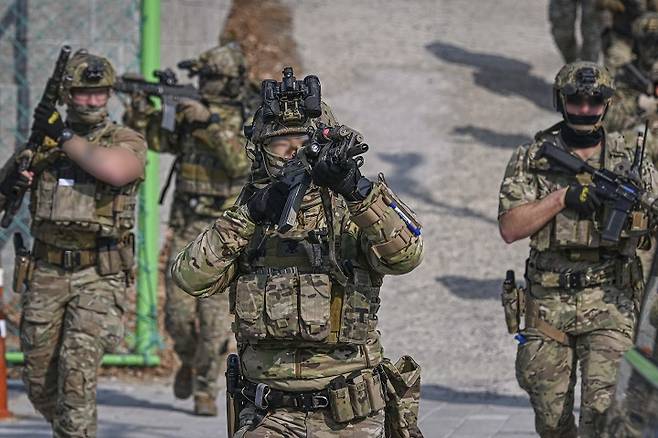 해군은 경남 진해에서 한미해군 연합 특수전훈련을 진행했다고 24일 밝혔다. 한미 특수전 대원들은 이번 훈련 간 전술 일치화 및 팀워크 강화를 통해 연합 특수전 수행능력을 제고했다. 양국 특수전 대원들이 육상침투를 하고 있다. (해군 제공) 2025.1.24(ⓒ뉴스1, 무단 전재-재배포 금지)