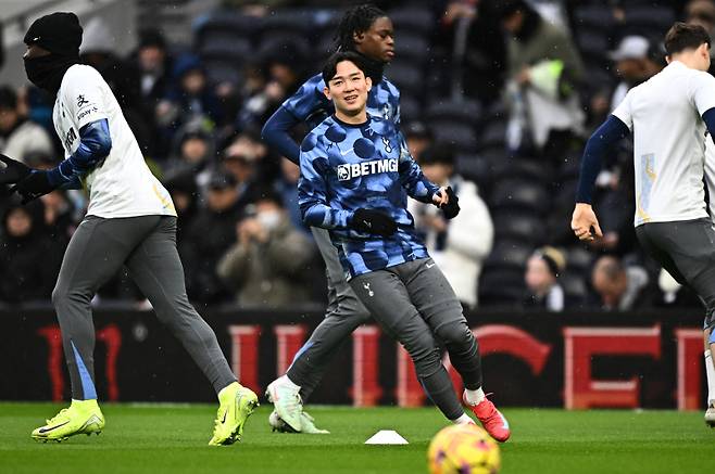 26일 토트넘 홋스퍼 스타디움에서 열린 토트넘과 레스터의 2024~25 EPL 23라운드. 토트넘 양민혁(앞)이 킥오프 전 몸을 풀고 있다. 로이터=연합뉴스