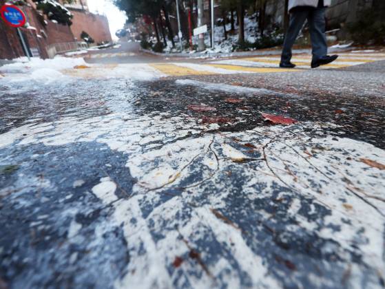 폭설과 한파로 서울 종로구의 도로 곳곳이 얼어 있다. 뉴스1