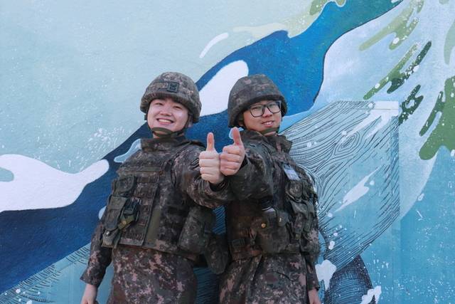 ▲ 육군 제23경비여단 소속 조한희 상사(진)과 양준용 일병. 제23경비여단 제공