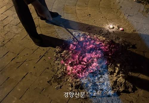 춘절 전날 조상을 기리는 의미로 종이돈을 태운 흔적. 28일 저녁 둥청구 일대 곳곳에서 볼 수 있었다.