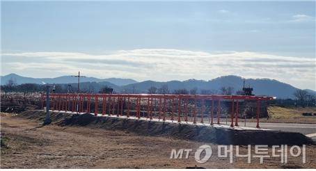 (서울=뉴스1) = 국토교통부는 22일 '방위각시설 등 공항시설 안전 개선방안'을 발표했다. 이날 발표에 따르면 전국 15개 공항 중 절반에 해당하는 7개 공항의 방위각 시설이 둔덕형이거나 '부러지기 어려운 구조'인 것으로 나타났다. 정부는 상반기 내 둔덕을 제거하거나 성토를 통해 지하화 또는 완만한 지형이 되도록 개선하겠다는 방침이다. 사진은 광주공항 로컬라이저. (국토교통부 제공) 2025.1.22/뉴스1 Copyright (C) 뉴스1. All rights reserved. 무단 전재 및 재배포, AI학습 이용 금지. /사진=(서울=뉴스1)