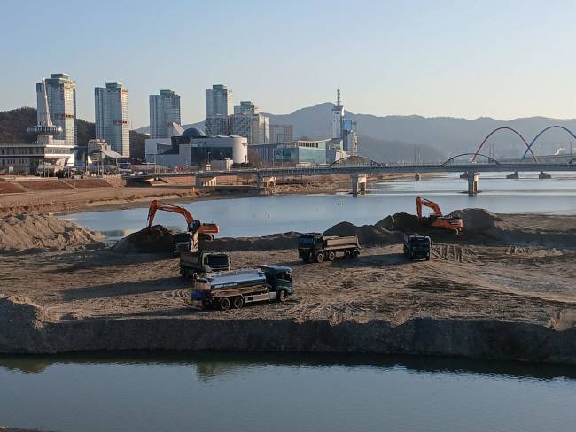 지난 24일 대전 도심을 흐르는 갑천 대덕대교 인근에서 10여 년 넘게 하천 바닥에 쌓여 있던 퇴적토를 퍼내 옮기는 작업이 진행되고 있다. 대전시 제공