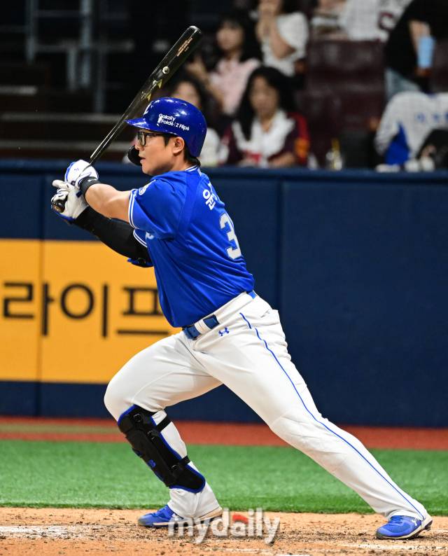 2024년 8월 27일 서울 고척스카이돔에서 '2024 신한 SOL Bank KBO리그, 삼성 라이온즈와 키움 히어로즈의 경기가 열렸다. 삼성 윤정빈이 6회초 2사 2루서 1타점 적시타를 치고 있다./마이데일리