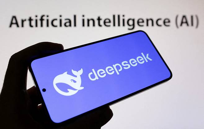 중국의 인공지능(AI) 스타트업 딥시크가 개발한 앱 구동 장면.[로이터]