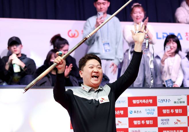 조건휘가 30일 경기도 고양시 '고양 킨텍스 PBA 스타디움'에서 열린 '웰컴저축은행 PBA 챔피언십' 남자부 결승에서 조재호를 제압하고 우승을 확정한 뒤 포효하고 있다. PBA