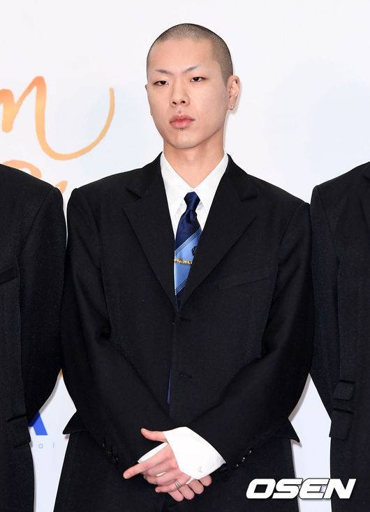 [OSEN=고양, 이대선 기자] 10일 오후 경기 고양시 대화동 킨텍스에서 ‘제32회 골든디스크 시상식’ 레드카펫 행사가 열렸다.그룹 혁오 오혁이 레드카펫을 밟고 있다./sunday@osen.co.kr