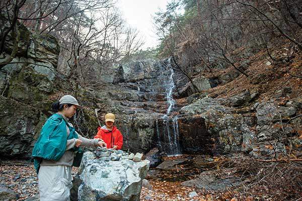 백암산의 또 다른 주인공, 백암폭포다. 쌓여 있는 돌탑 위에 돌을 하나 올리며 내일 일출이 멋있기를 빌었다.
