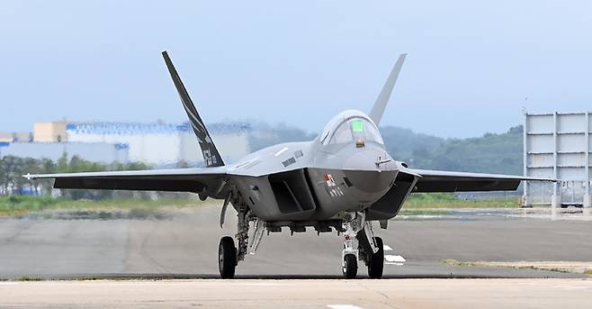 경남 사천 한국항공우주산업(KAI) 공장에서 KF-21 시제기가 이동하고 있다. 세계일보 자료사진