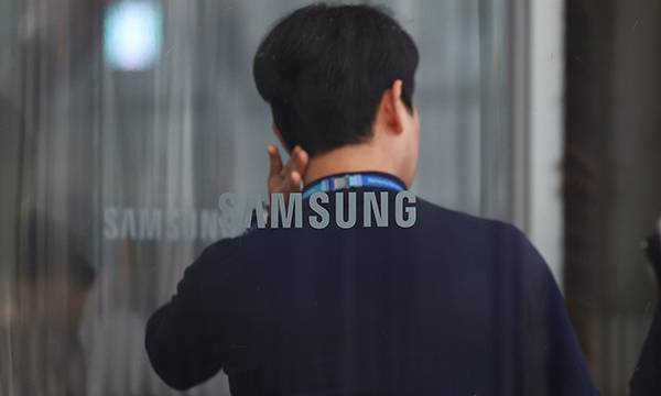 삼성전자가 지난 2024년 4분기 반도체 사업에서 2조9천억원의 영업이익을 올렸다고 발표한 31일 서울 서초구 삼성전자 서초사옥의 모습. 연합뉴스