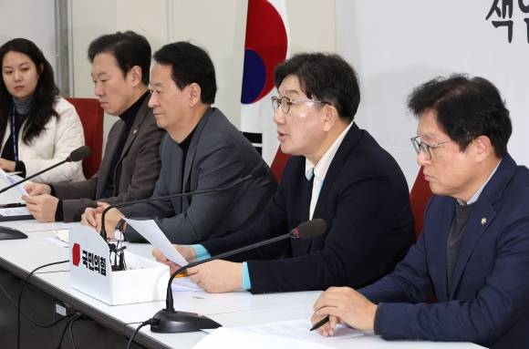국민의힘 권성동 원내대표(오른쪽 두번째)가 30일 국회에서 열린 현안 관련 기자간담회에서 발언하고 있다. 2025.1.30 연합뉴스