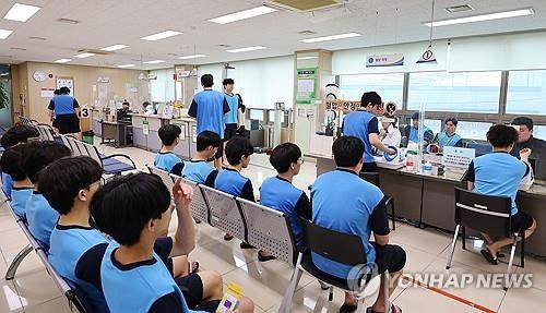 2025년 첫 병역판정검사 (인천=연합뉴스) 임순석 기자 = 13일 오전 인천 미추홀구 인천지방병무청에서 열린 2025년도 첫 병역(입영)판정검사에서 검사 대상자들이 신체검사를 받고 있다. 2025.1.13
    soonseok02@yna.co.kr