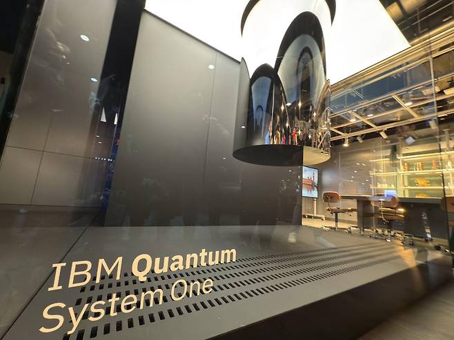 IBM 퀀텀 시스템 원 (뉴욕=연합뉴스) 이지헌 특파원 = 30일(현지시간) 미국 뉴욕주 요크타운하이츠의 IBM 왓슨 연구소에 전시된 퀀텀컴퓨터 IBM 퀀텀 시스템 원. 2025.1.30 pan@yna.co.kr