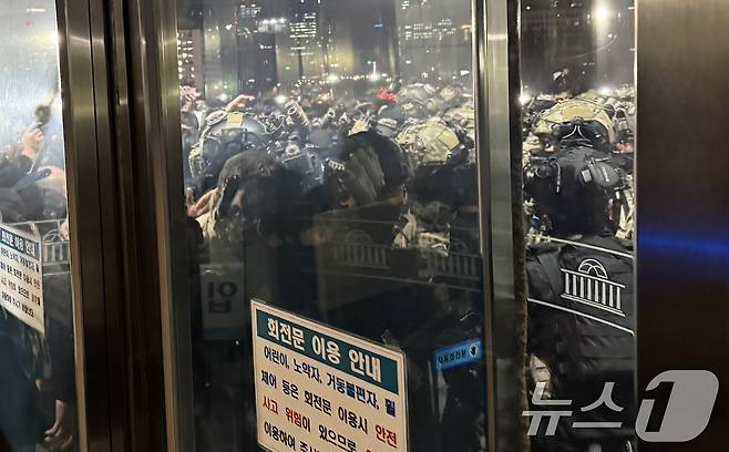 지난해 12월 4일 새벽 계엄군이 국회 본청 진입을 시도하고 있다. 2024.12.4/뉴스1 ⓒ News1 김민지 기자