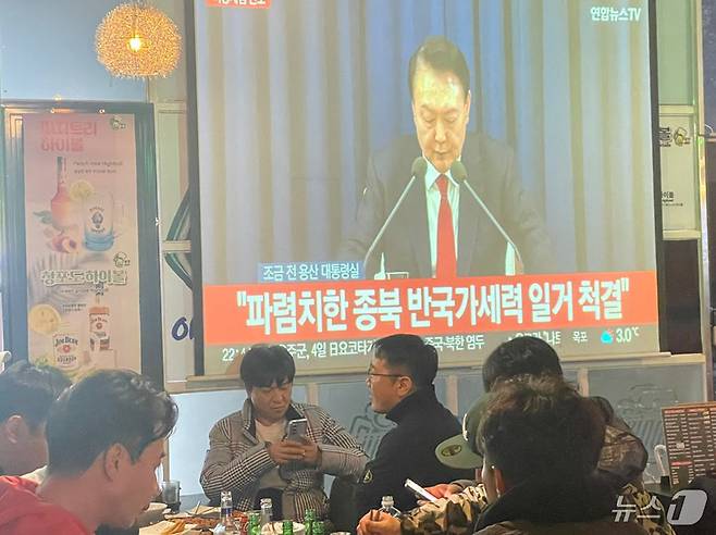 윤석열 대통령이 3일 비상계엄 선포를 발표하자 광주 서구 한 상가에서 방송을 지켜보는 시민들이 놀라워 하며 지켜보고 있다. 2024.11.7/뉴스1 ⓒ News1 김태성 기자