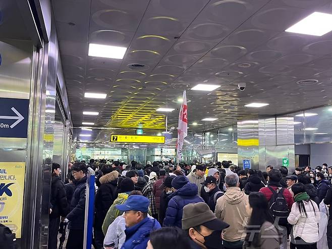 1일 오후 부산역에서 세이브코리아 부산 구국기도회가 열린 가운데 부산역사 내에서 일부 사람들이 구호를 외치고 있다.2025.2.1/뉴스1 ⓒ News1 장광일 기자