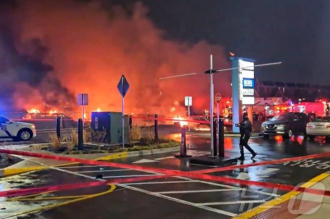 31일 (현지시간) 미국 펜실베이니아주 필라델피아 쇼핑몰 인근에서 경비행기가 추락해 화염이 일고 있다. 이사고로 인해 다수의 사상자가 발생했다고 미국 현지 언론은 보도했다.ⓒ AFP=뉴스1 ⓒ News1 황기선 기자