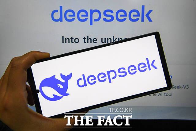 중국의 인공지능(AI) 챗봇 '딥시크(DeepSeek)'가 중국 공산당의 관점이 반영된 답을 제시한다는 연구결과가 발표됐다. /장윤석 기자