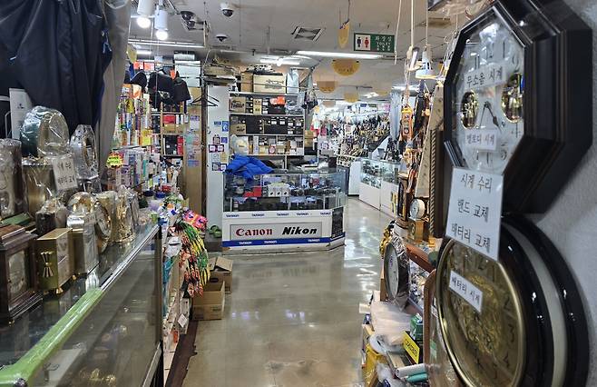 서울 중구 남대문 숭례문수입상가 내부가 한산하다. /정두용 기자